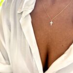 Colar Cruz Mini Branca